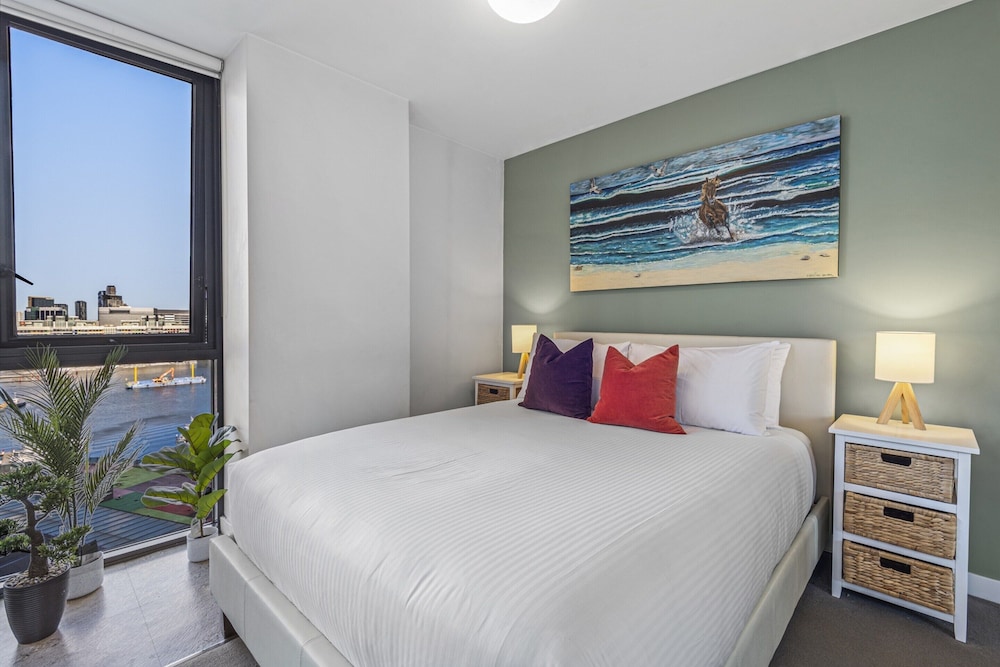 Docklands Waterfront Elegance With Cityscape Views