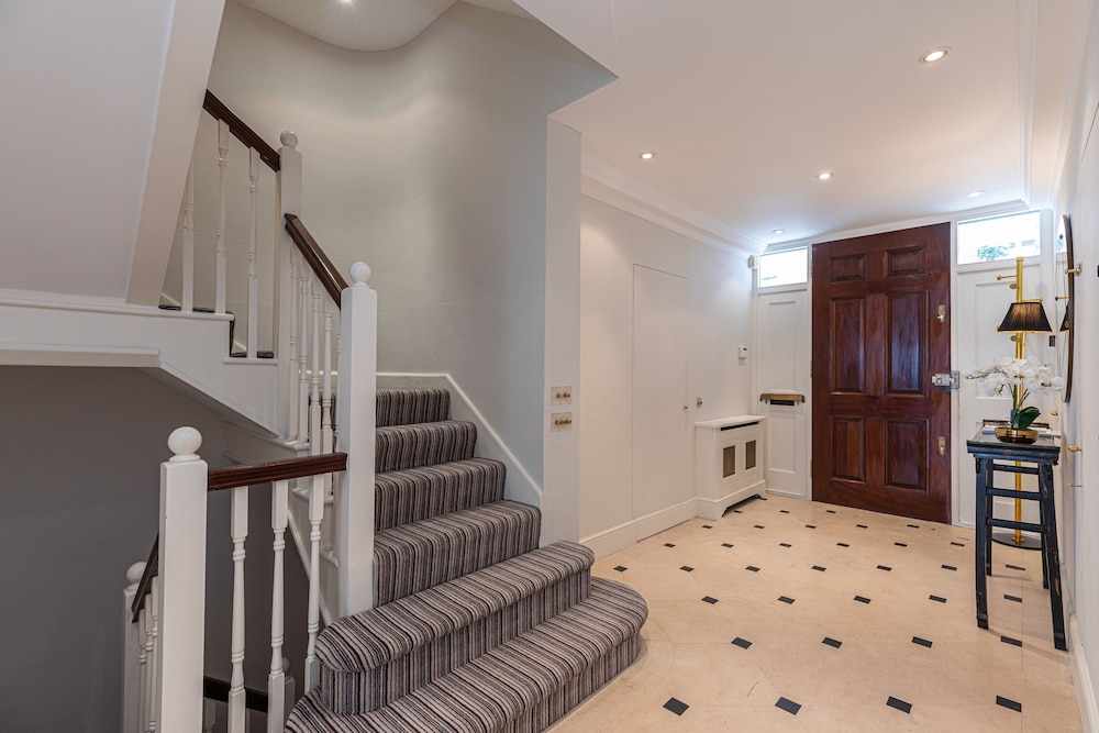 JOIVY Stunning 6-bed house near Harrods in Knightsbridge