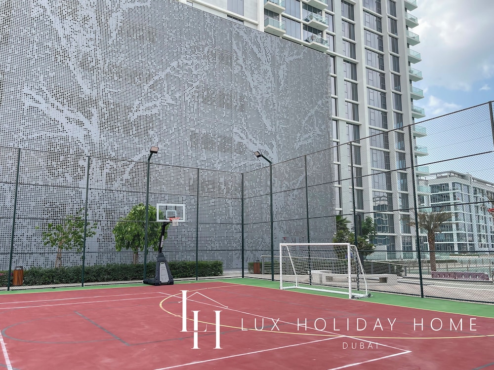 LUX | 2BR Lagoon View – District One, 10–15 min Burj Khalifa