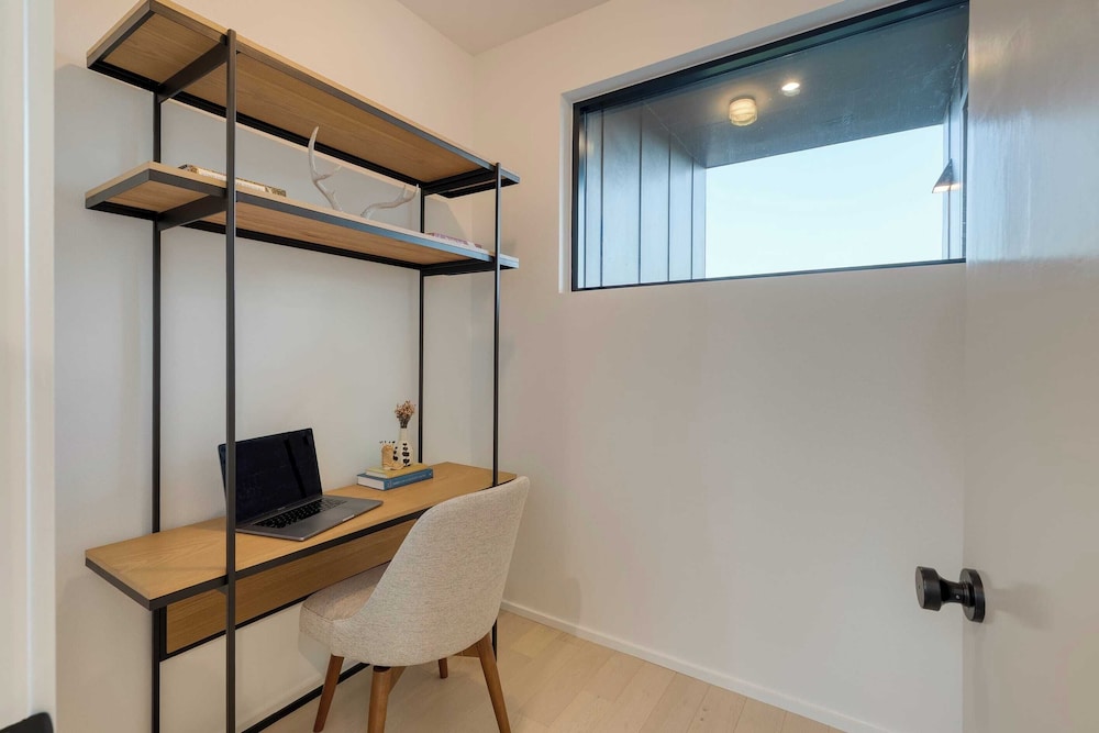 Modern East Austin Home w/ Pool, Near Downtown & Lady Bird Lake Casa 1803 by Avantstay
