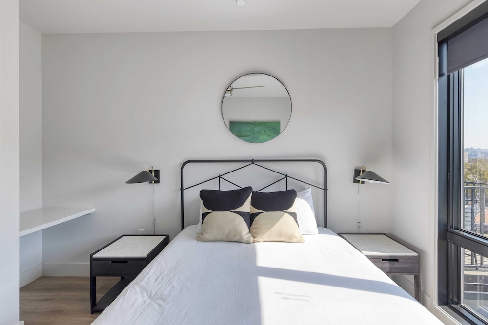 Sleeps 24 4 Modern Midtown Apartments w/ Gym + Pool Walkable to Shops & Eats