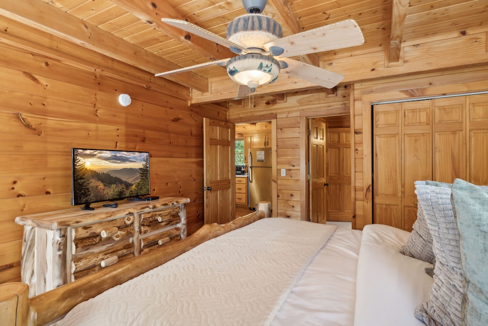 The Cowboy Way Cabin 4 Bedroom Cabin by RedAwning view 4