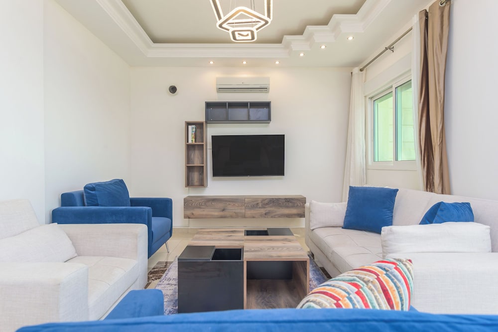 Glint 3-Bedroom Apartment & Balcony in Aley