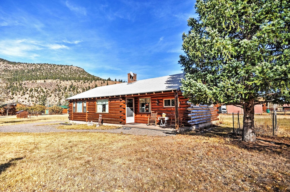 South Fork Log Cabin w/ Beautiful Mountain Views!