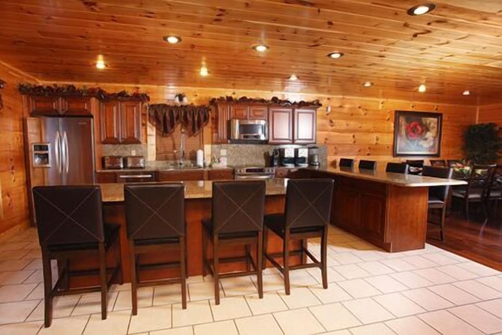 Serenity Mountain Pool 9 Br cabin by RedAwning