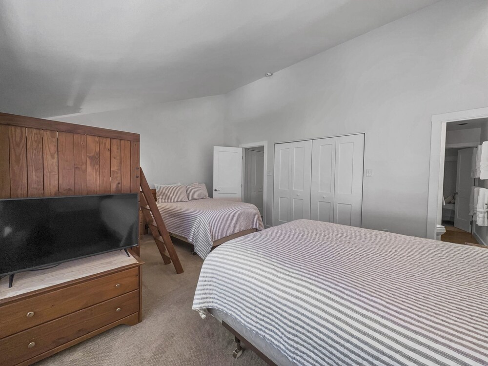 Cj405 Copper Junction 3 Bedroom Condo by RedAwning view 5