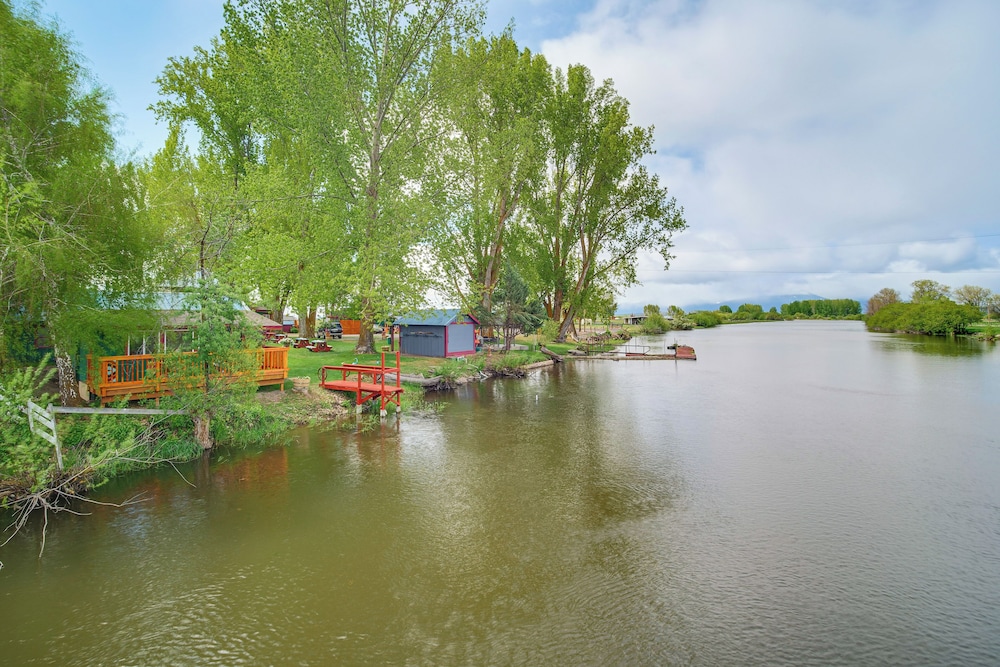 Fish & Hike: Peaceful Cabin on Williamson River