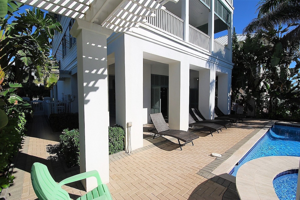 Bella Casa - Private House With Hot Tub 4 Bedroom Home by RedAwning