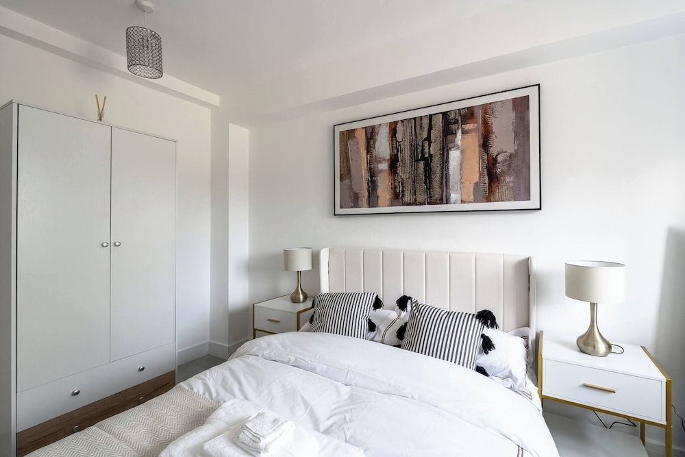 2 Bed Stylish Central Rochester Apartment Sleeps 4 Netflix Work Space