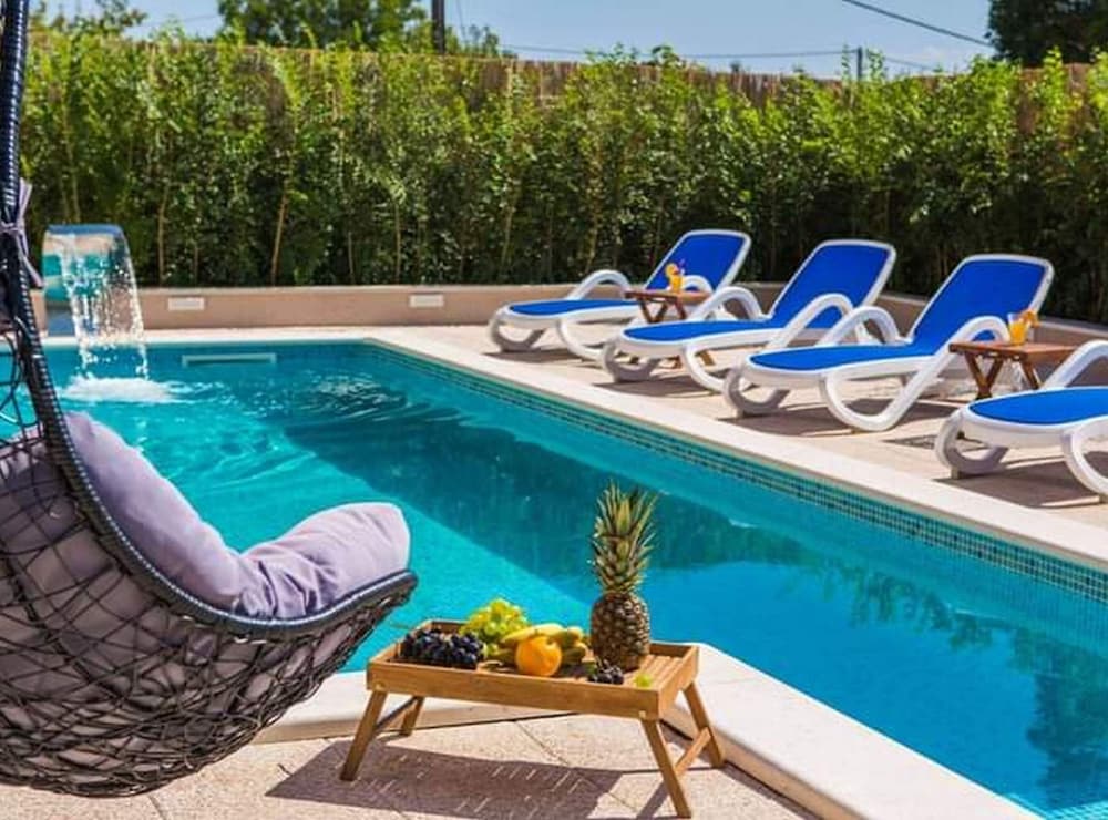 Kastel Luksic Scenic Villa With Pool