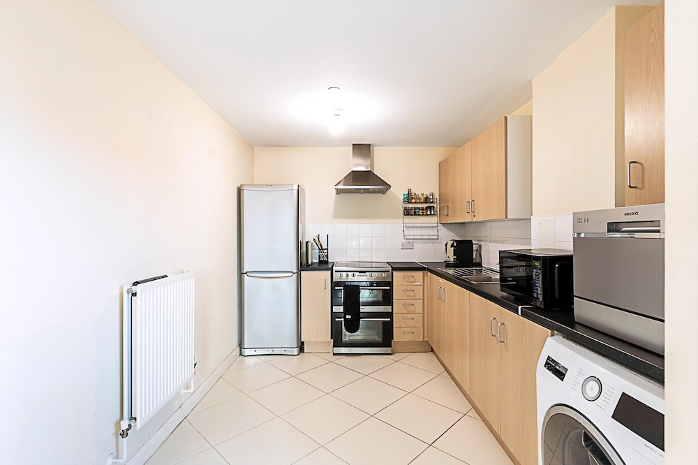 Sleek Flat w/ River Views In Canary Wharf