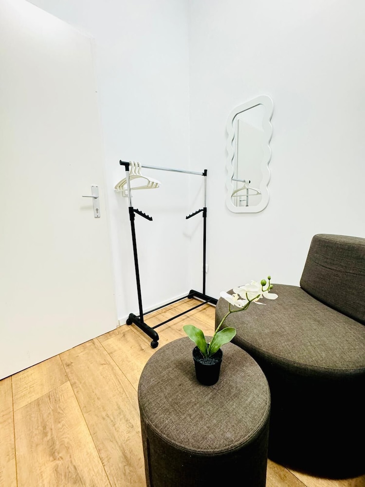 9BR Apt for 18P Walk to Augarten