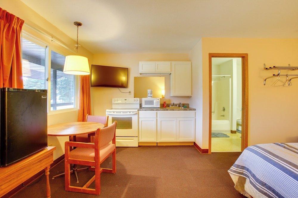 Quaint Lake City Studio: Walk to Engelwood Beach!