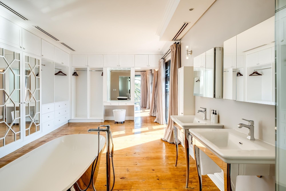 Camps Bay 4bed Villa w Pool Luxe on Central