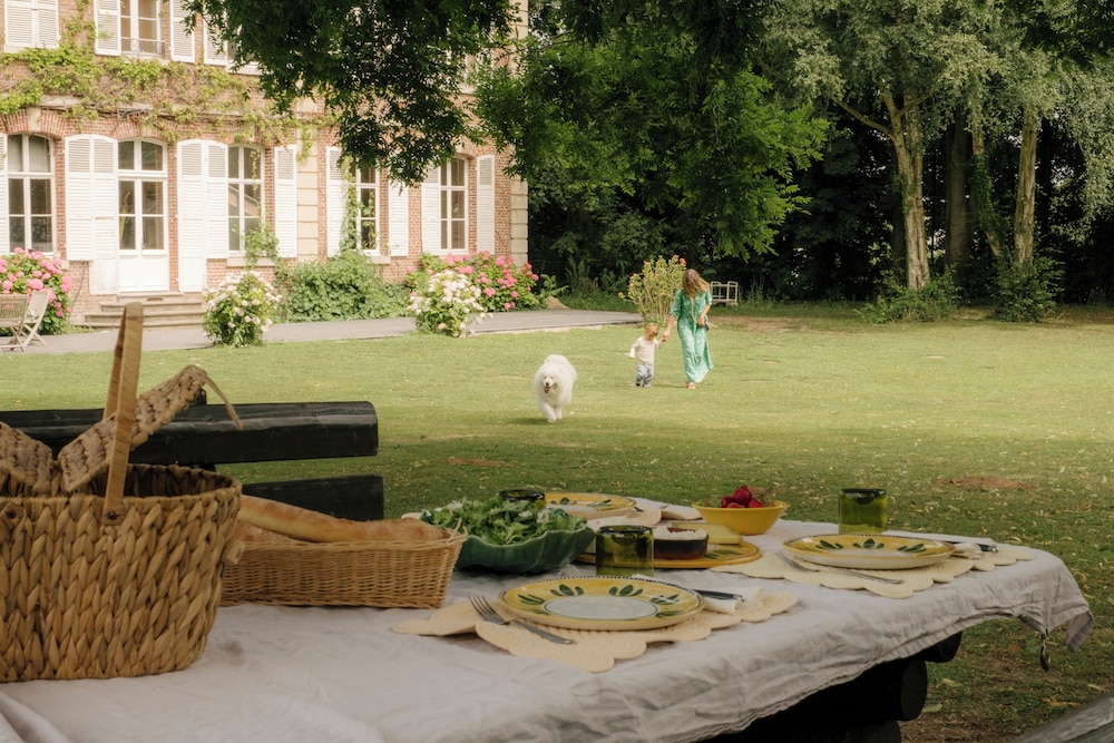 Petit Chateau Vercourt view 3