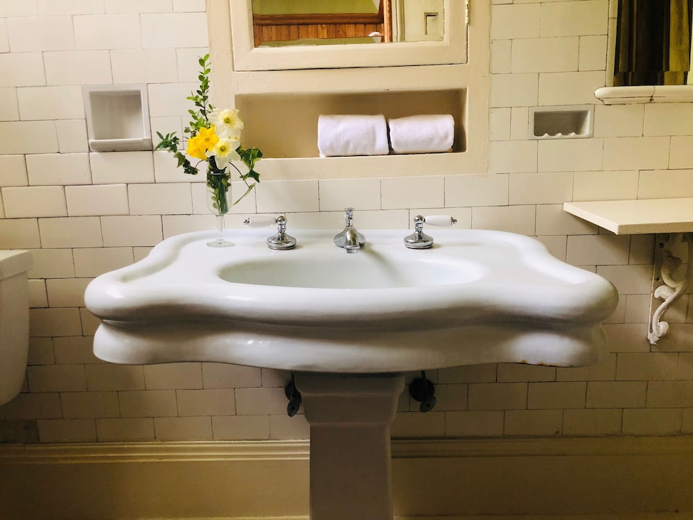 Columbus Vacations - Rothschild-Pound House Inn - Property Image 9