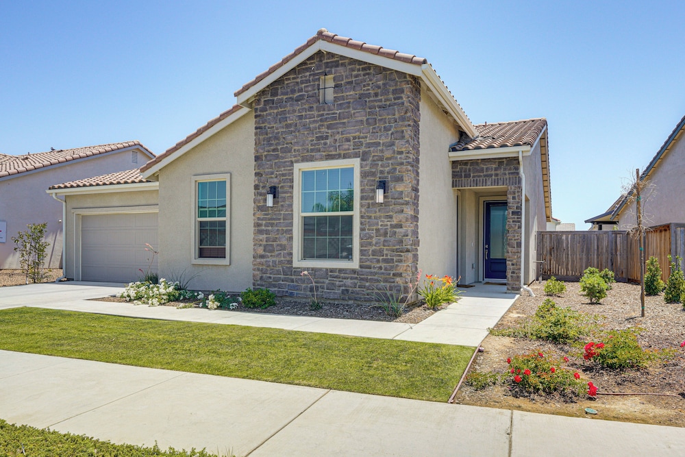9 Mi to Dtwn Bakersfield: Pet-friendly Home