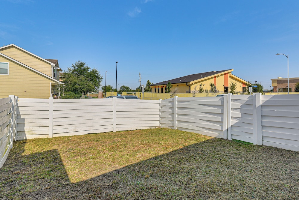 < 1 Block to Park: Family-friendly Houston Home!