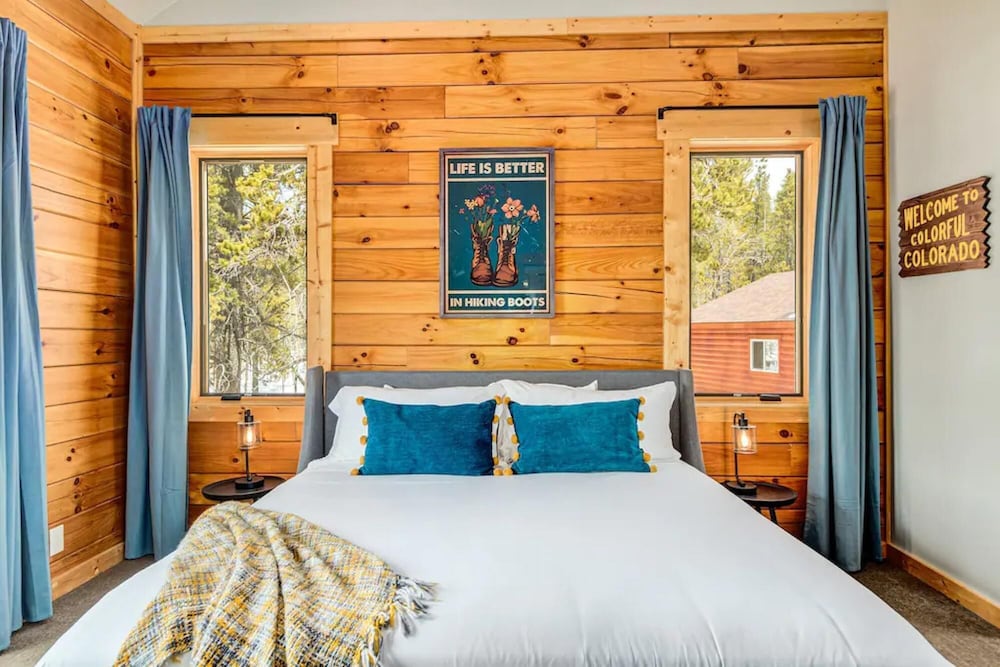 Four Seasons Lodge Views of 3 Peaks Hot Tub Immaculate 2 Year old Home view 4