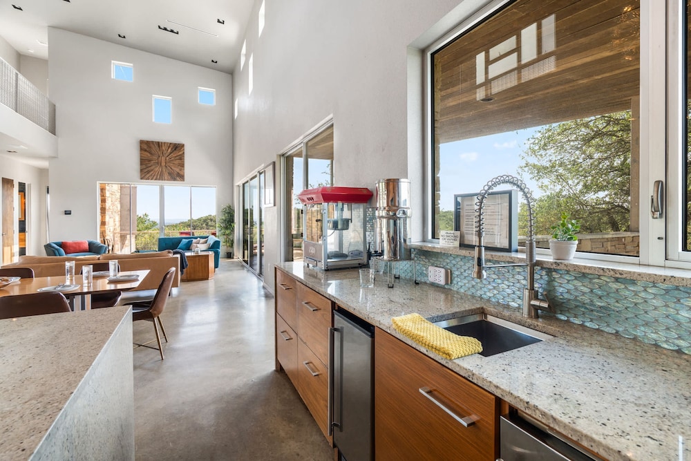 Luxury 7BR Hill Country Gem With Barndominium