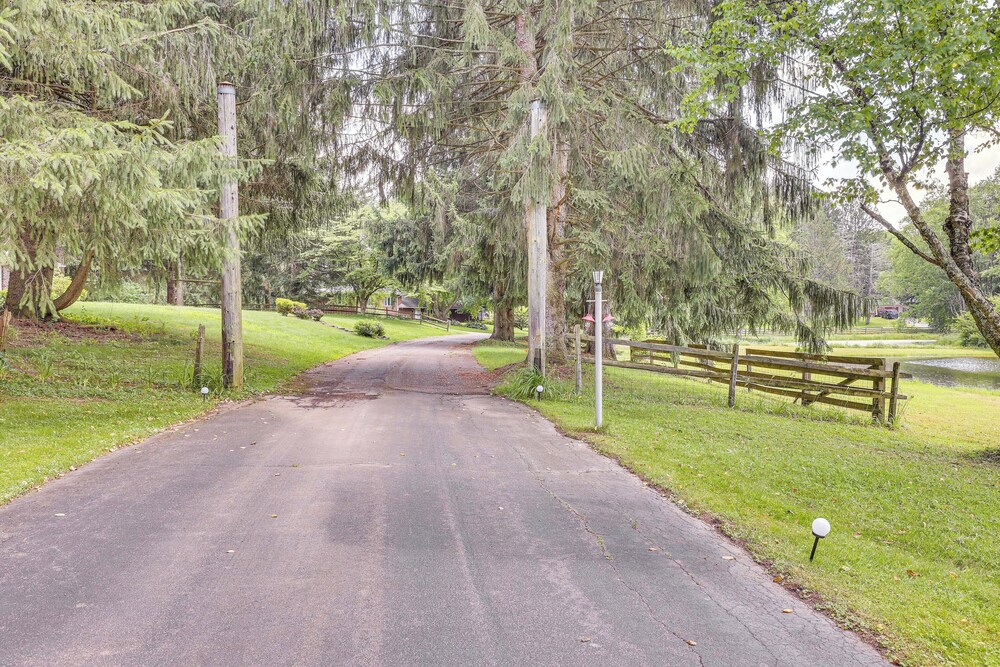 Pet-friendly Grove City Home w/ Lake on 19 Acres!