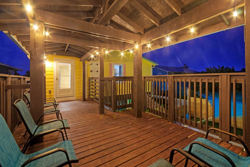 Private Pool, Yard, Deck, by the Nature Preserve! Tipsy Flipper by Avantstay