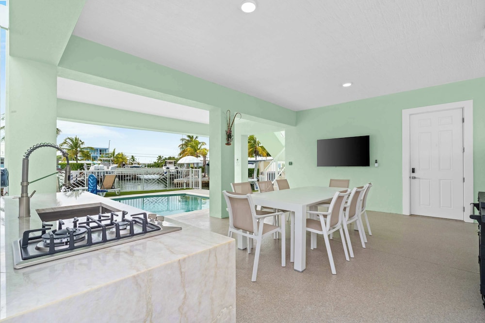 Aqua Verde Waterfront Lux Gem Dock Game Room