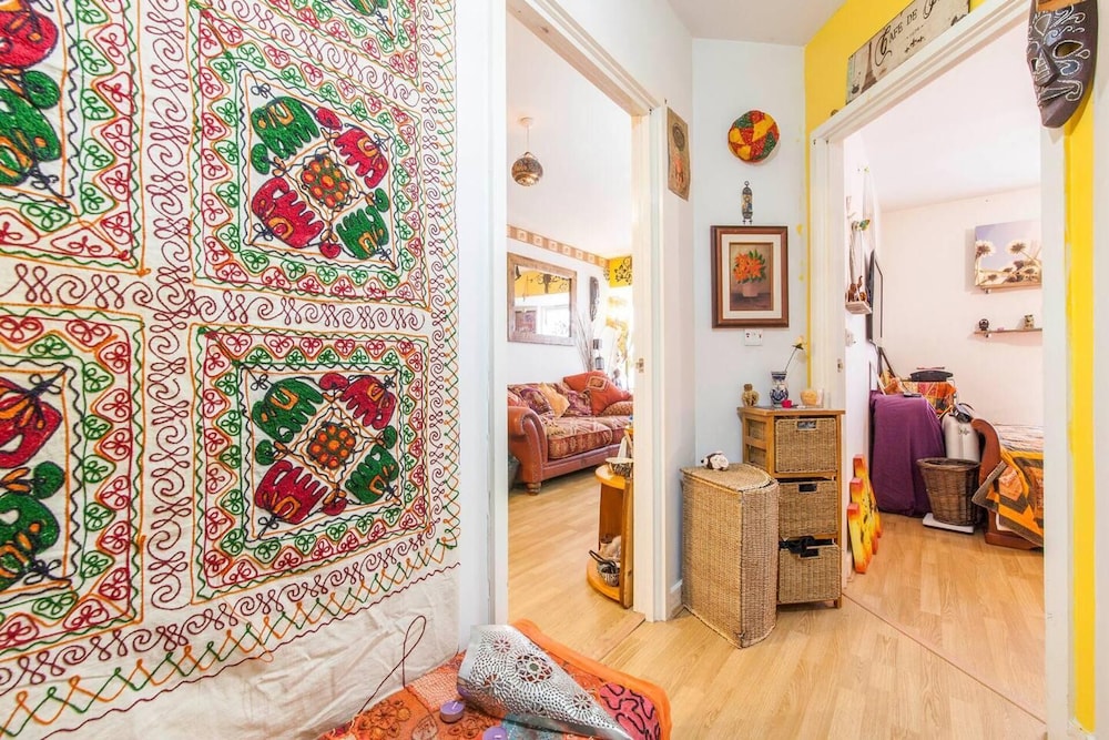 Amazing Riverside Boheme Home in SW London!