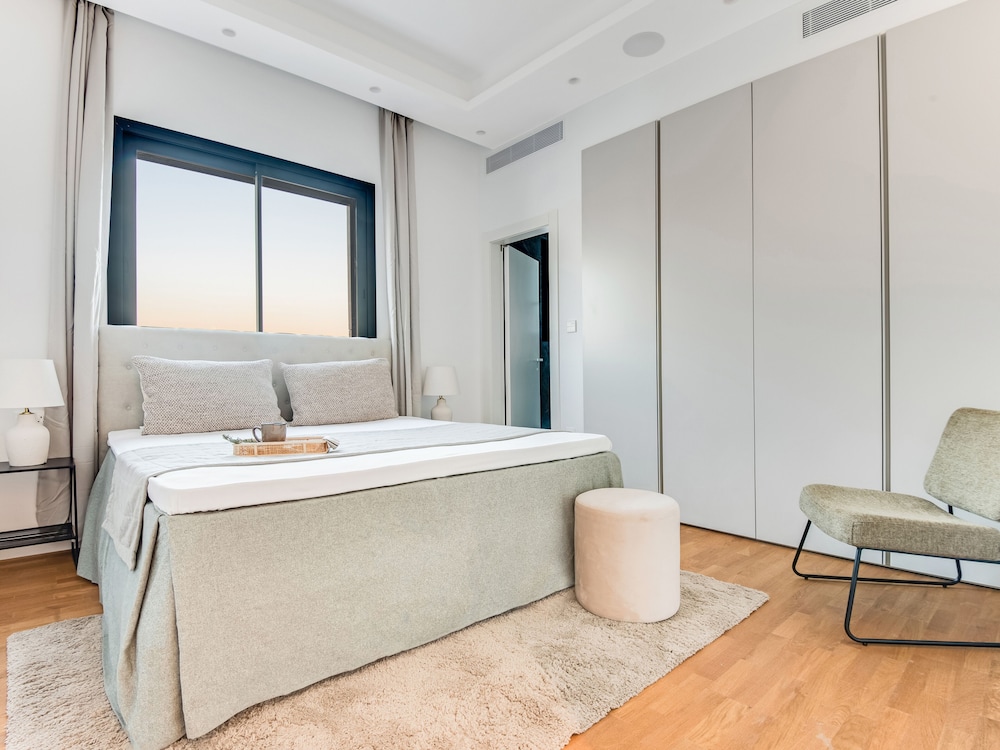 Sanders Crystal 1 Precious 3 Bdr Apt With Shared Pool view 4