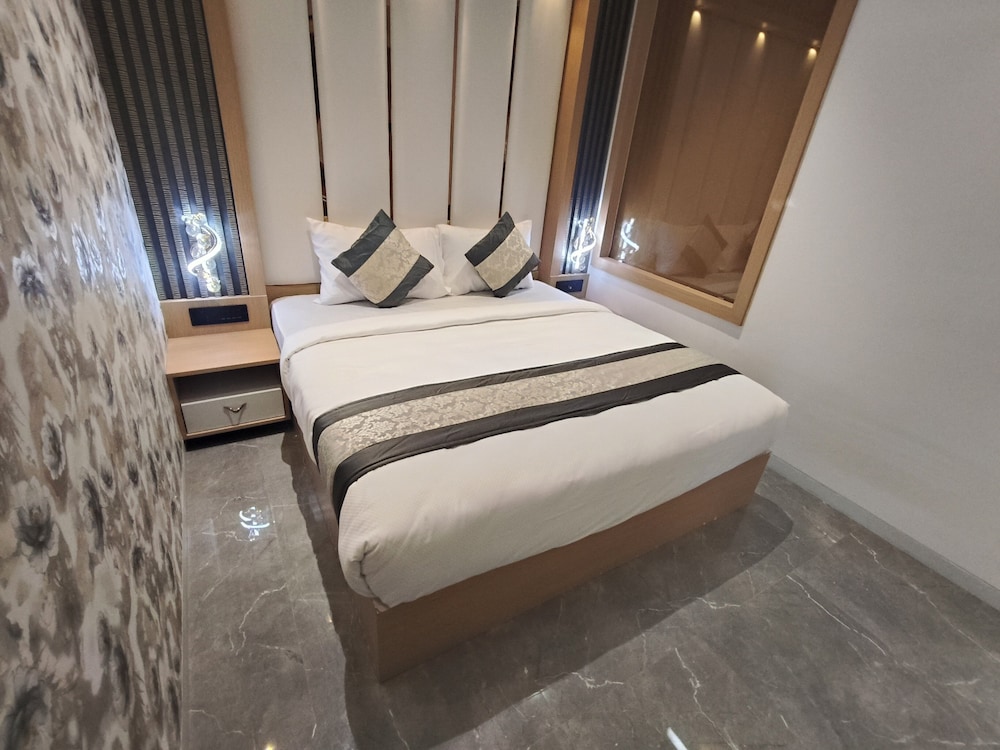 Hotel Saffron Grand Thane