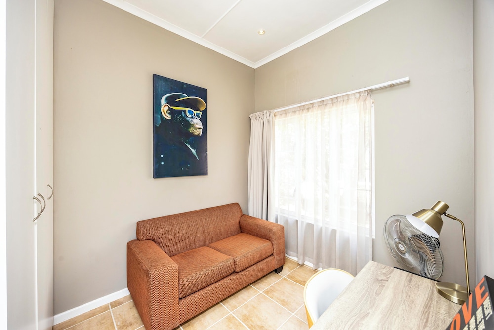 Modern Executive Unit
