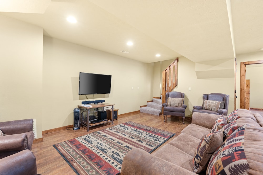 Timeless Memories Lodge 6 Bedroom Cabin by RedAwning