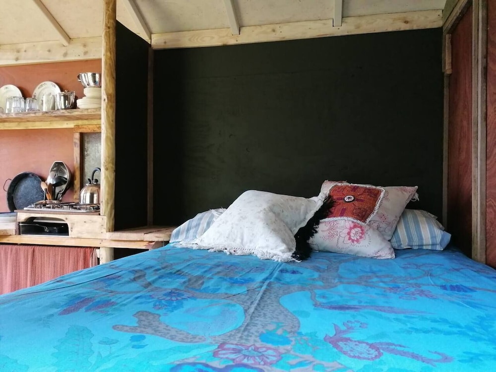Totnes - Cabin - Sleeps 4 - Garden - Parking view 3