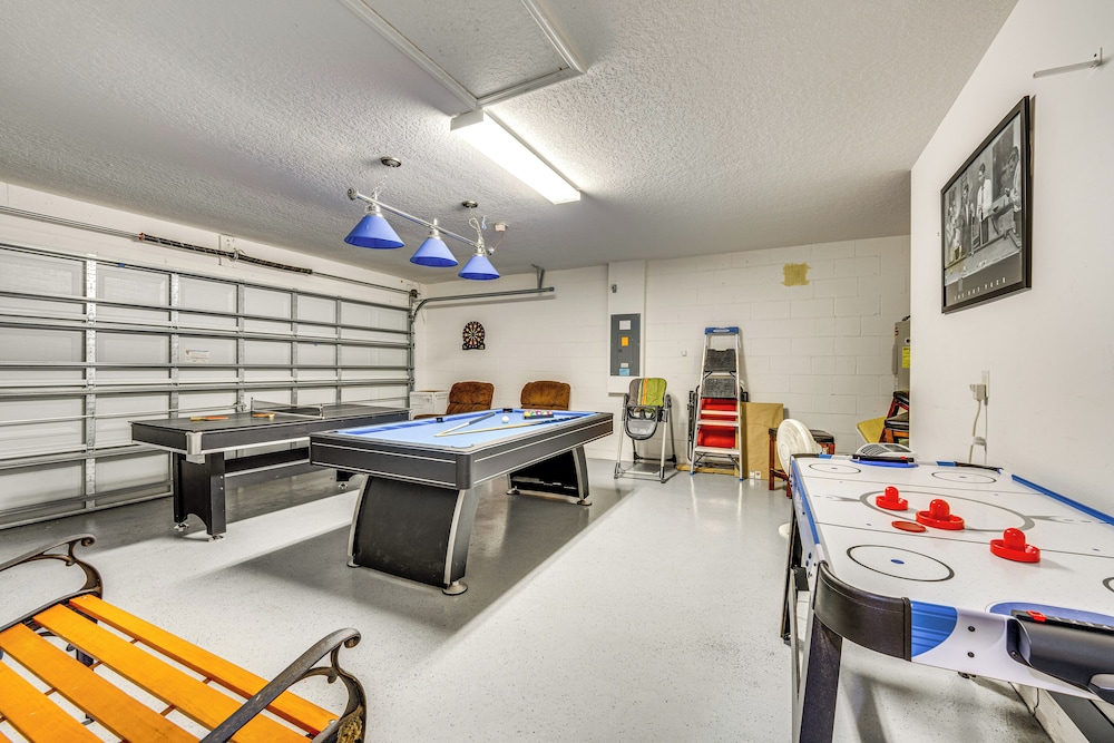 10 Mi to Disney: Family Retreat w/ Game Room!