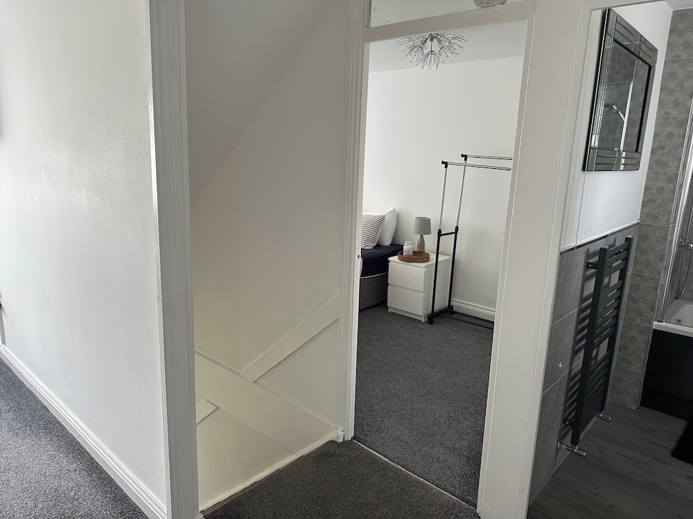 Housesleeps6-freeparking-wifi-contractors-garden
