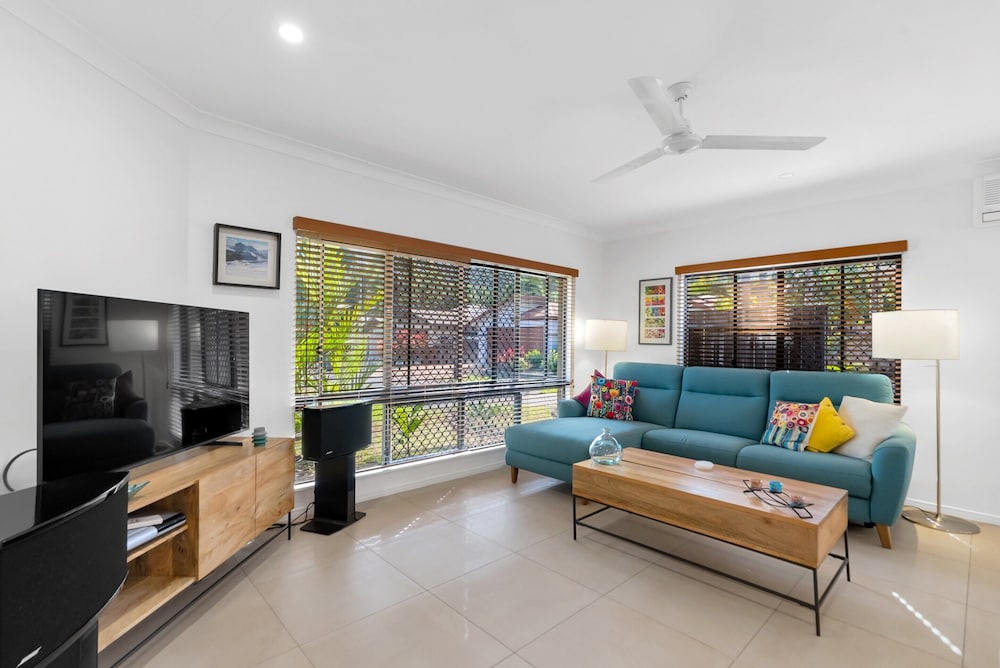 3-bed Family Home With Pool & BBQ by the Beach