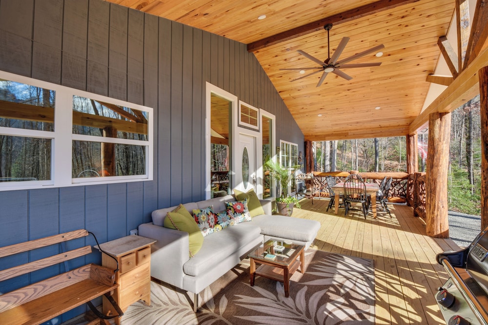 Mountain-view Cabin ~ 2 Mi to Downtown Clayton! view 4