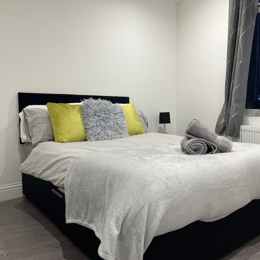 Sleek, Sleeps 6 Sunset Views, Family Friendly