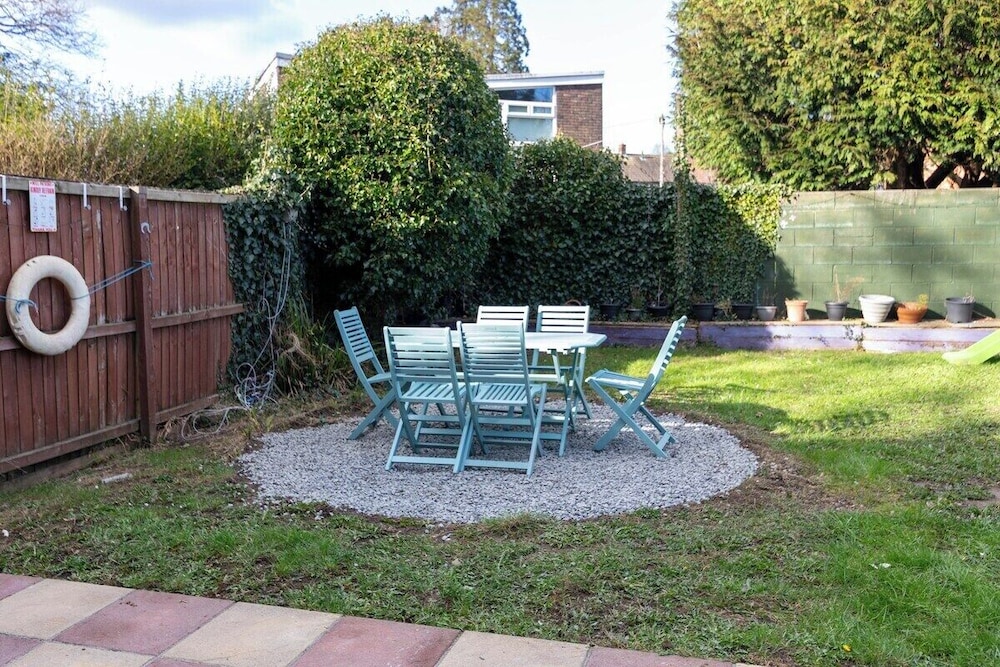 Spacious 3 Bed Home With Pool Table