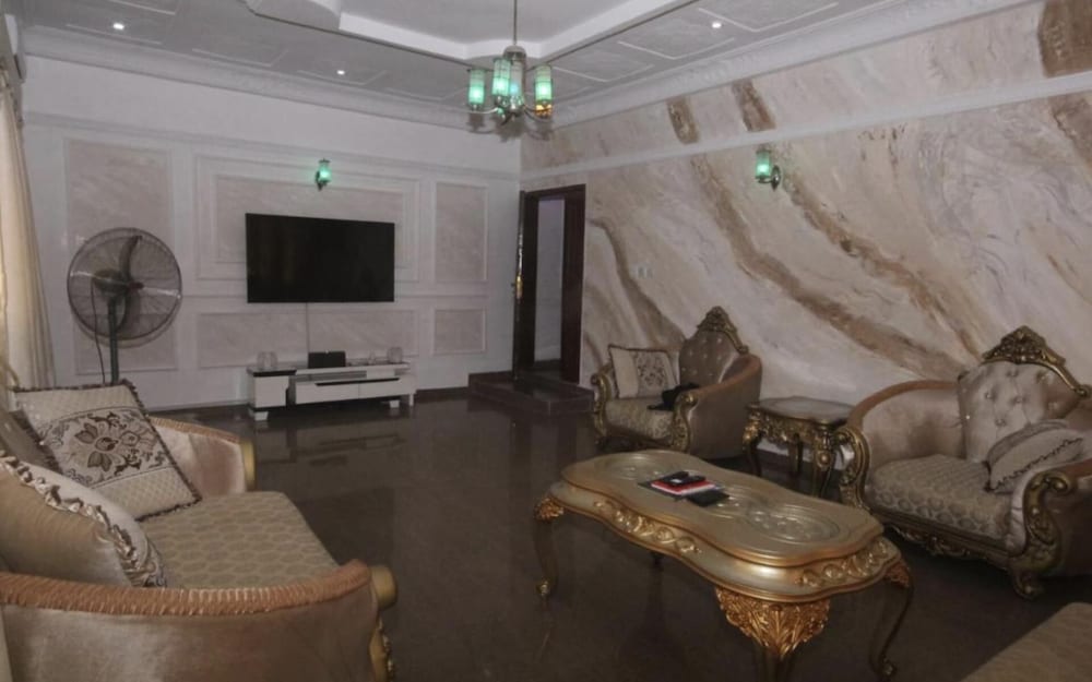 White House Service Apartment