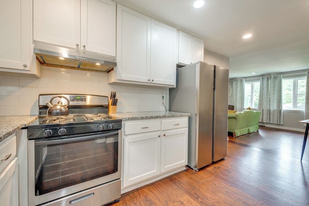 Inviting Home w/ Backyard: 8 Mi to Dtwn Atlanta!