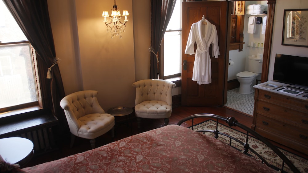 Altoona Vacations - The Gage Mansion BB - Property Image 3