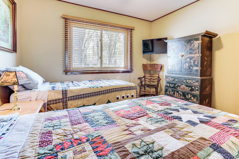 'love Lake Retreat w/ Hot Tub in New Richmond!