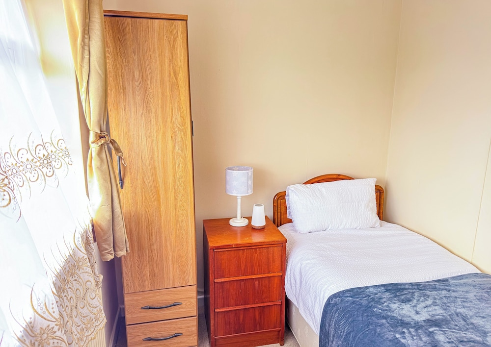 3 Bed - Sleeps 4 - Free Parking - Private Garden