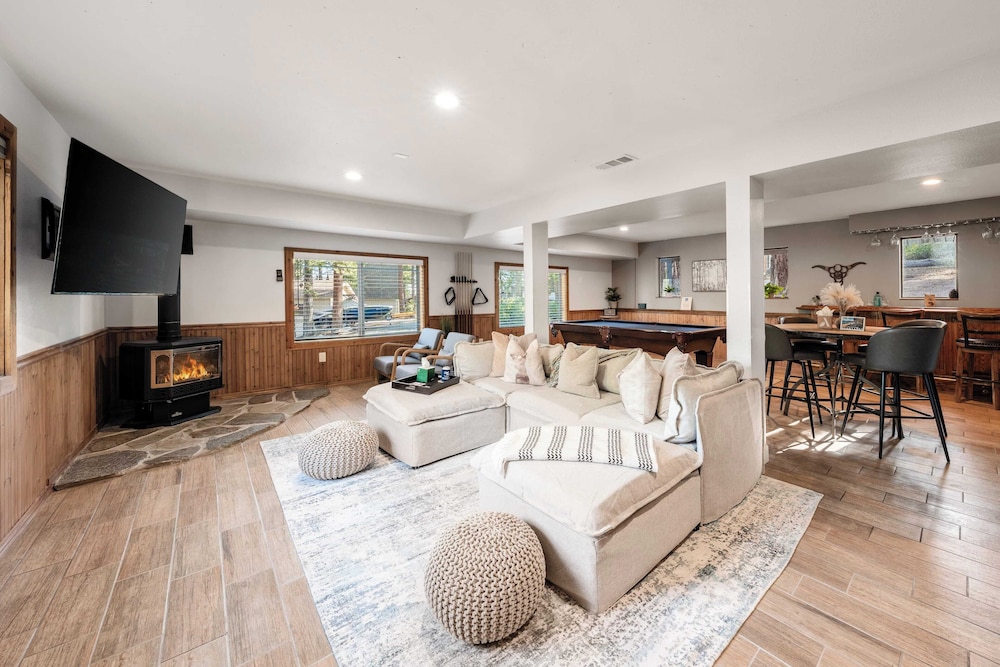 Geraldine Drive by Avantstay Hot Tub, Views, Walk to Trails + Game Room