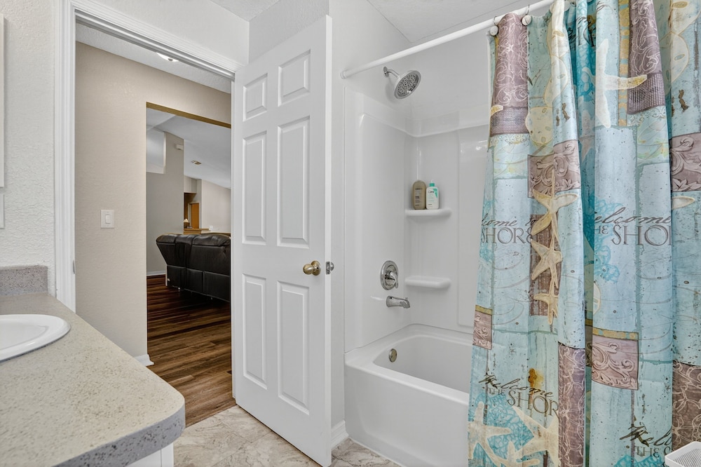 Spacious 4br Retreat With Heated Pool & Spa 4 Bedroom Home