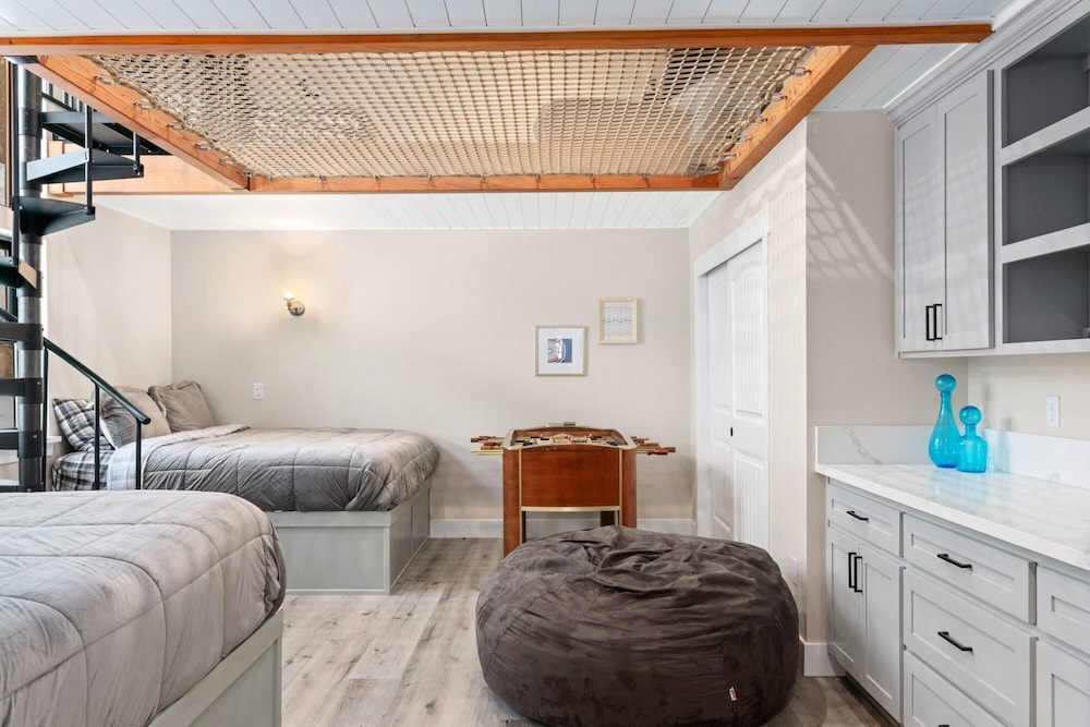 Luxury Retreat Home w Hot Tub - Property Image 43