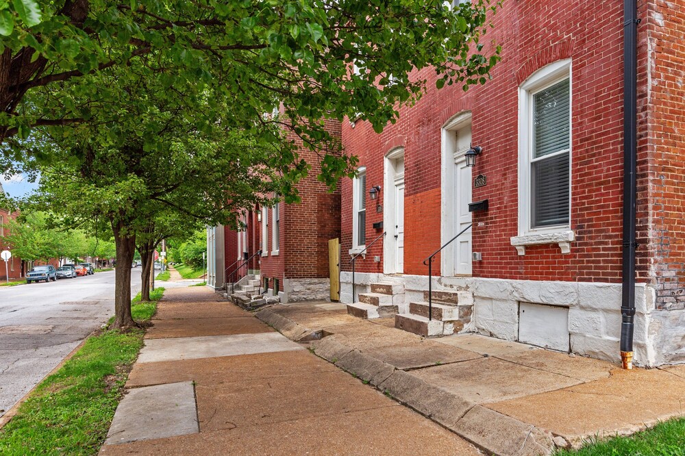 St Louis Vacations - Alluring City Escape Right JZ Vacation Rentals - Property Image 3