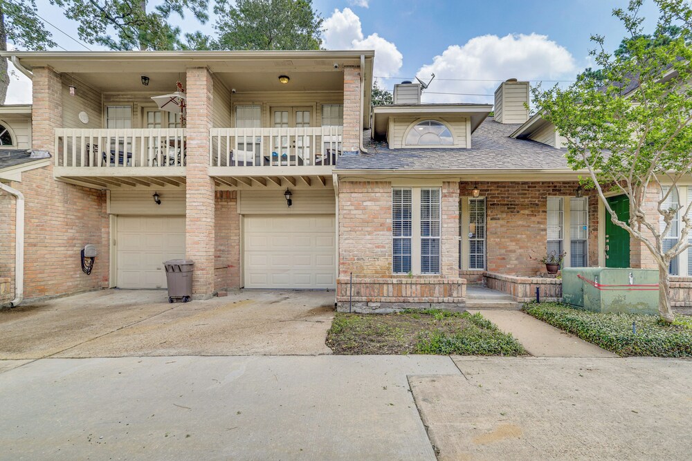 Houston Retreat w/ Smart Tvs: Walk to Golf Course! view 3