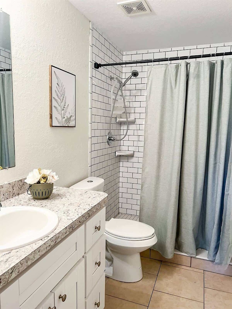Contemporary 3 Bedroom Home in Dade City